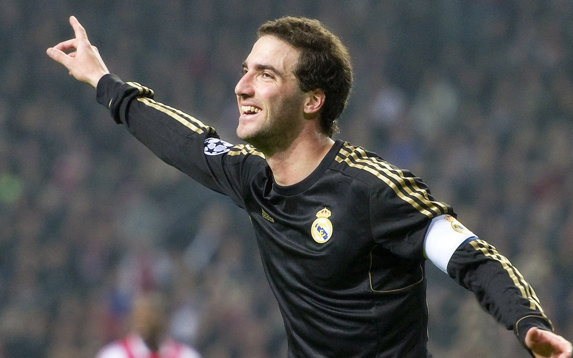 开云官方平台-赛场上的双重叙事，德国足球的战术碾压与安赛龙的羽球烈焰